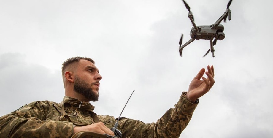 Les troupes russes ont tiré sur le mortier des camarades qui ont décidé de se re...