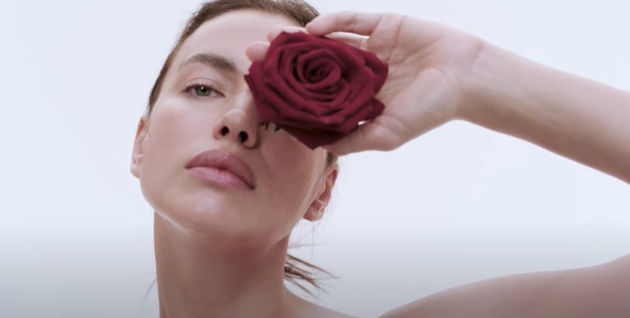 Ірина Шейк з трояндою