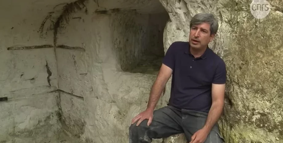 Неолітичне поселення, археологічне відкриття, соціальна організація, крем'яні копальні, гіпогейні камери, алеї з мегалітичним покриттям, доісторичний вольєр, перламутровий артефакт, археологічні дослідження, Франція, археологія, древні люди