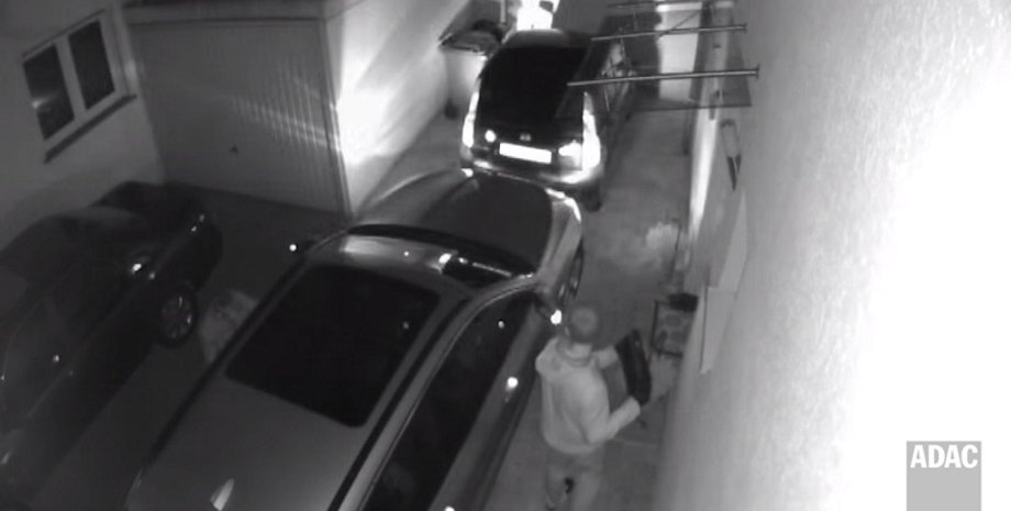 Взлом автомобиля с помощью радио / Фото: YouTube