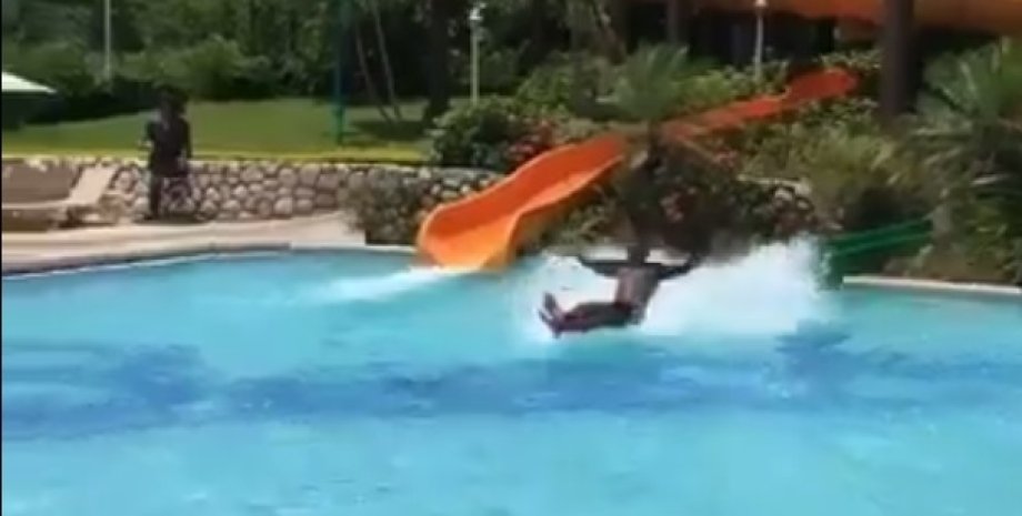 Фото: На Ямайке подросток преодолел все законы физики, скользя по воде
