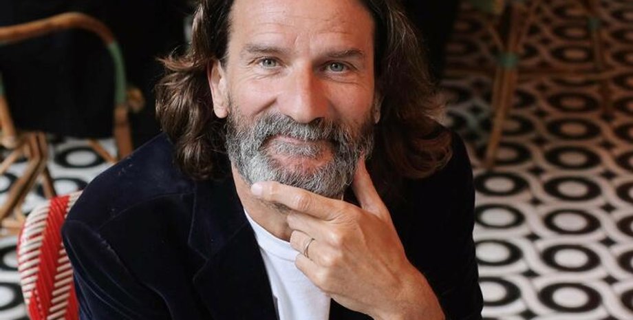 Писатель ранее имел проблемы с полицией, однако на этот раз его обвиняют за домогательства молодой девушки.