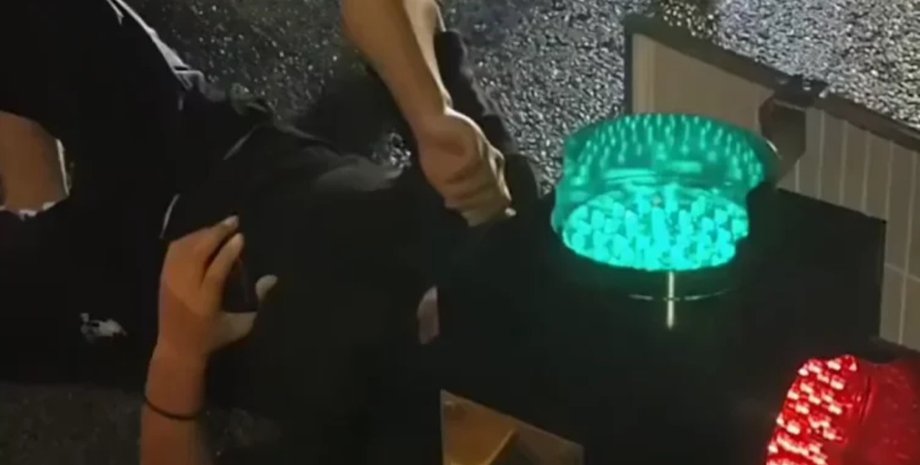 Житель Китая застрял головой в светофоре после аварии на электросамокате Мужчина лежит на земле в Чэнду, его голова застряла внутри временного светофора после столкновения на электросамокате