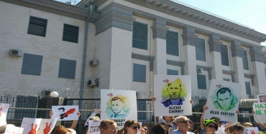 Пикет под российским посольством в Киеве / Фото: "Громадське ТБ"