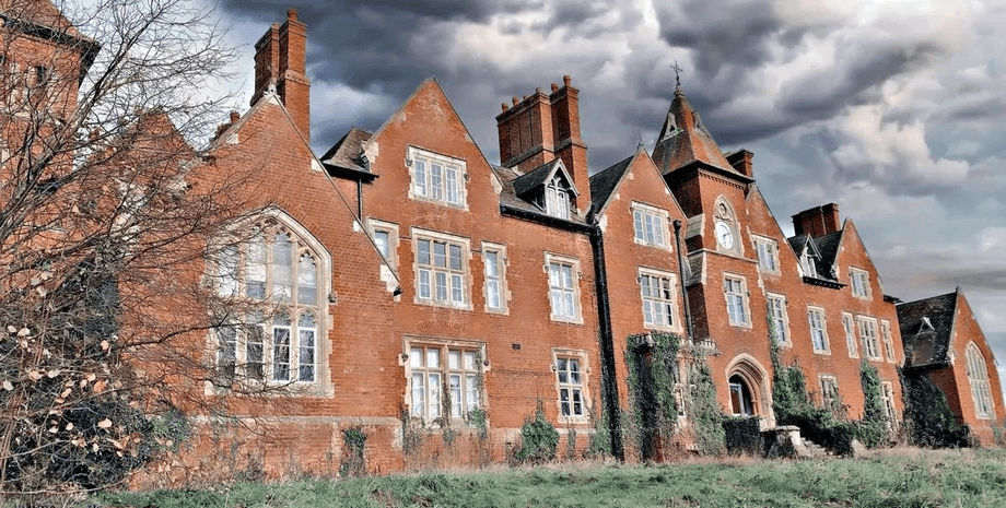 Заброшенная школа в Великобритании, школа-интернат, интернат, школа с призраками, блогер, охотники за призраками, пустые коридоры