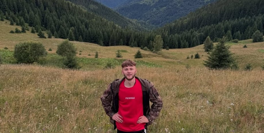 Парень снимает видео о жизни в карпатском селе