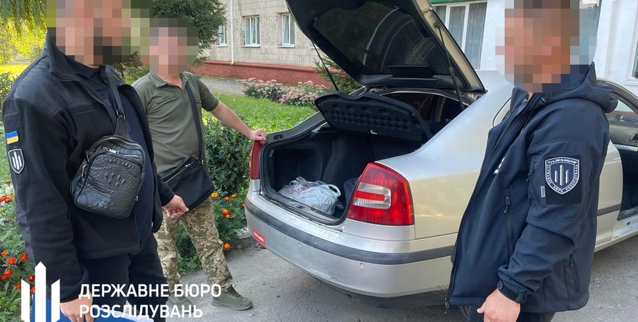 повідомлення про підозру, підозрюваний, правцівники ДБР, автомобіль