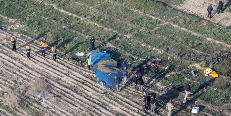 самолет, МАУ, обломки на земле, тегеран