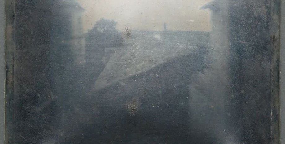 изобретатель Нисефор Ньепс сделал первую в истории фотографию