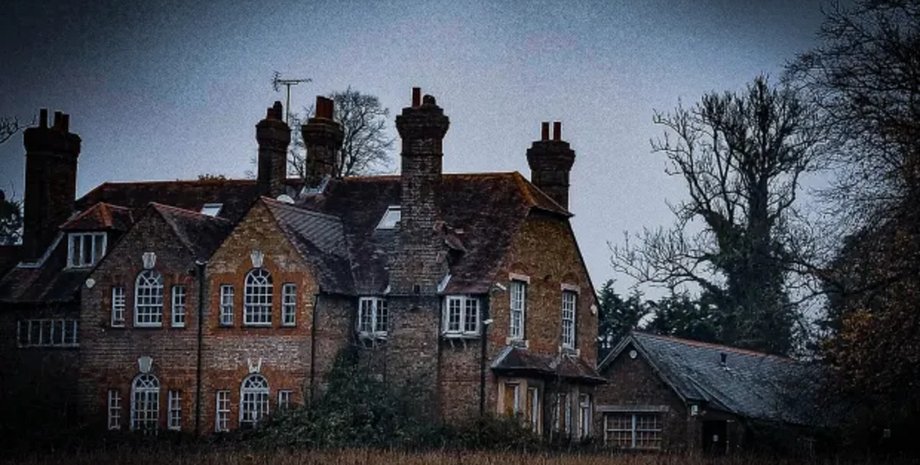 Покинутий особняк, будинок, руїни, житло, нерухомість, розкішне житло, розграбували вандали, цінні речі, курйози, фотограф