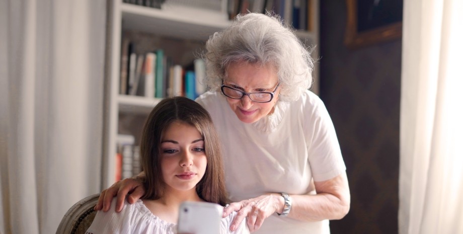 Пенсионерка Изображение пенсионерки и девушки