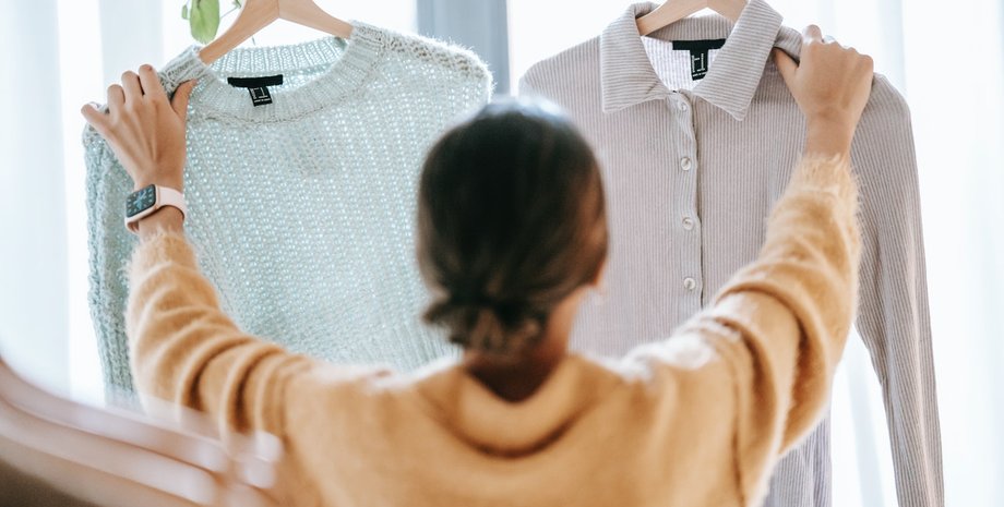 вибір одягу, жінка з одягом на вішалках