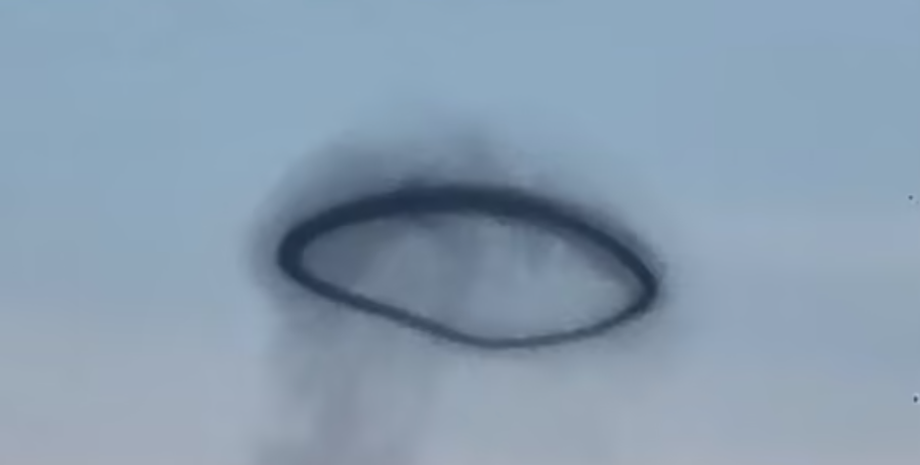 В небі над Китаєм з'явилось таємниче чорне рухоме коло, що це таке, аномалії, дивні атмосферні явища, курйози