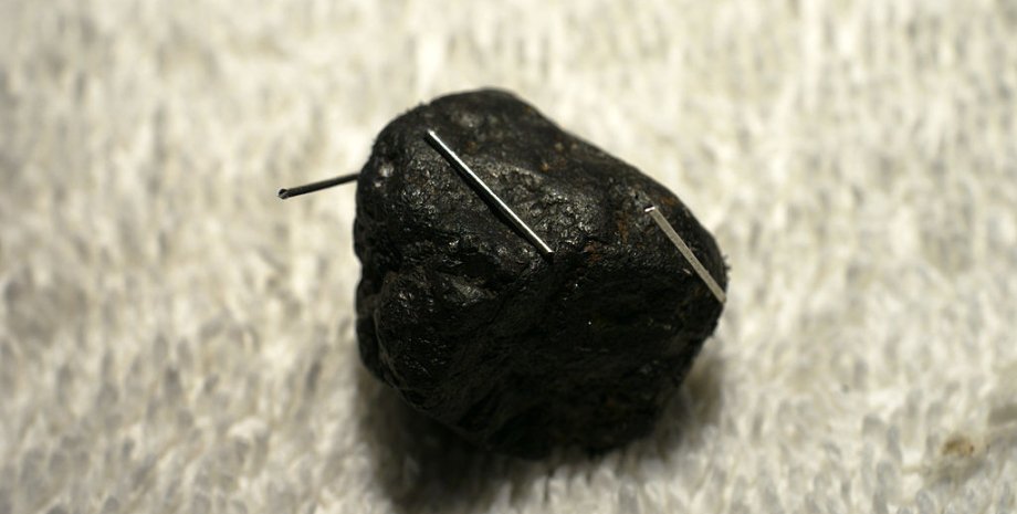 Лодестон, который является разновидностью магнетита, является относительно распространенным минералом, притягивающим магниты магнетизм, известняк, намагниченность, история магнитов, Фалес Милетский, магнетит, древний компас, магнитные свойства, естественная намагниченность, Южная Лысая гора, магнитные силы