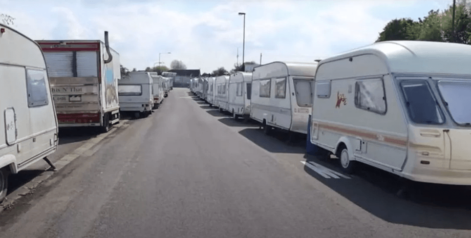 Город караванов, трейлеры, автофургон, дом на колесах, дорогой района города, караван, дешевое жилье, высокая арендная плата