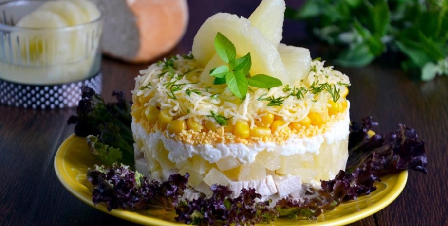 Рецепт: Салат с ананасами, сыром и чесноком - Быстрый, легкий и необычайно вкусный