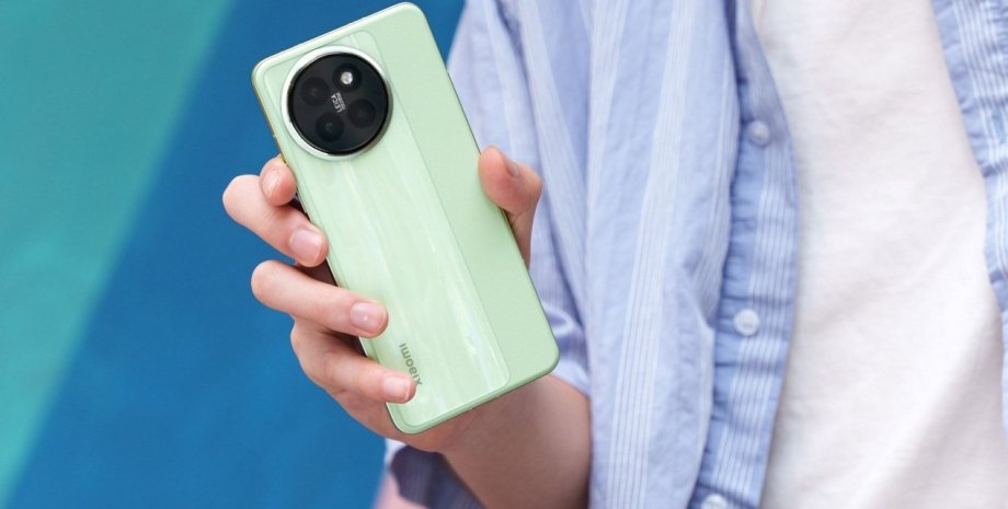 Смартфон Xiaomi Civi 5 Pro парень держит смартфон Xiaomi Civi 5 Pro