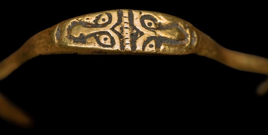 средневековый польский золотой перстень, археология Вавельского замка, символика двуликого Януса, уникальный исторический артефакт, раннесредневековое ремесло, польское археологическое открытие