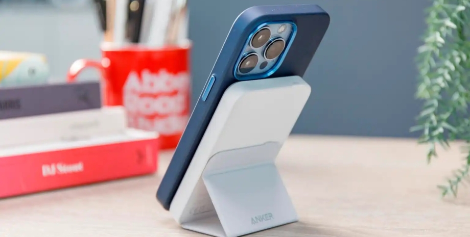 Смартфон на зарядке Смартфон стоит на зарядке