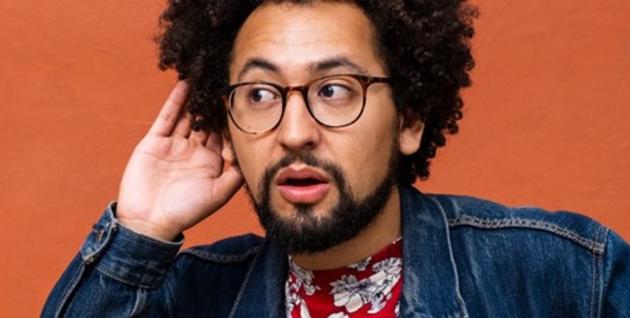 мужчина слушает звук