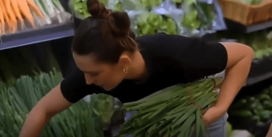 Женщина в супермаркете, кулинарное шоу, реалити-шоу, покупки в магазине, уронила товар на пол, вернула товар обратно, продукты