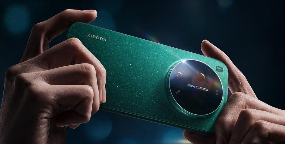 Смартфон Xiaomi 17 Ultra в руках