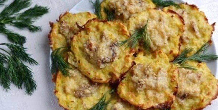 лепешки с картофелем, рыбой и сыром