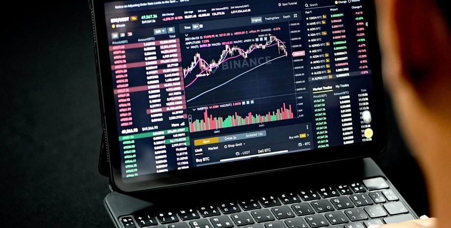 військовий з автоматом,