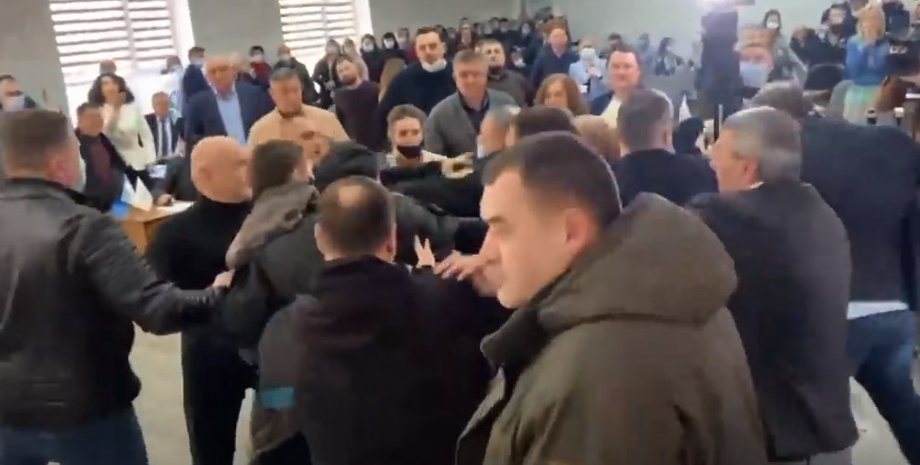 горсовет Ровно, драка в горсовете, депутаты Ровно