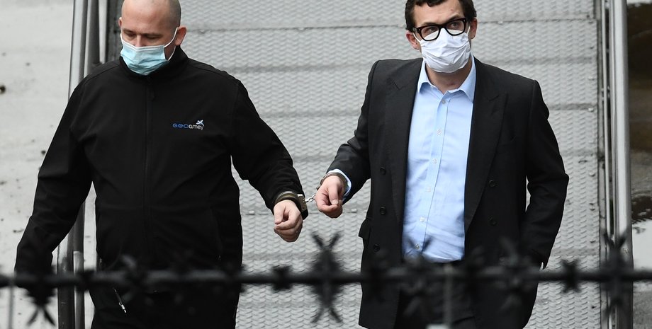 Саймон Боуз-Лайон, родственник королевы