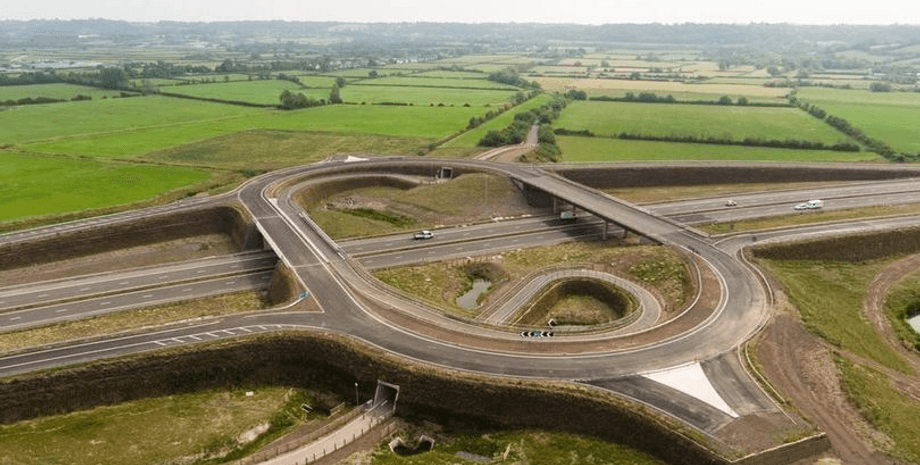 Недобудована дорога у Великій Британії, траса, шосе, найдорожчий глухий кут, важлива транспортна артерія, веде в глухий кут