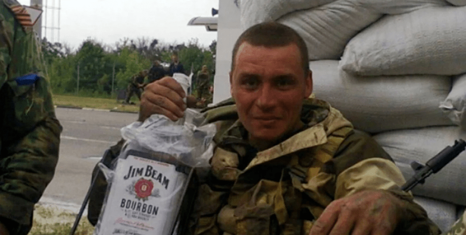 Російський солдат п'є бурбон, пияцтво російських солдатів, заборона продажу алкоголю російським солдатам, сухий закон
