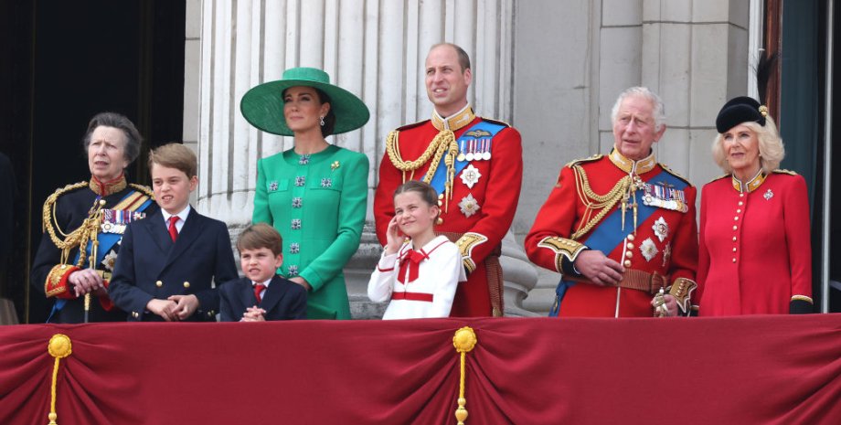 Королівська родина на балконі Букінгемського палацу, парад на честь дня народження чарльза, кейт міддлтон, принц Вільям