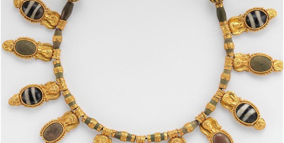 Таинственный культ Диониса, античная бронзовая лампа, этрусская цивилизация, религиозные артефакты, древнегреческие боги, дионисийский культ, археологические находки, культурное наследие, античные ритуалы