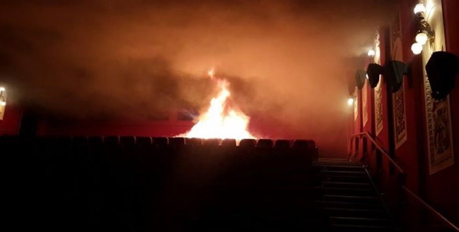 Пожар в кинотеатре "Жовтень" / Фото: Facebook\Евгений Зельман