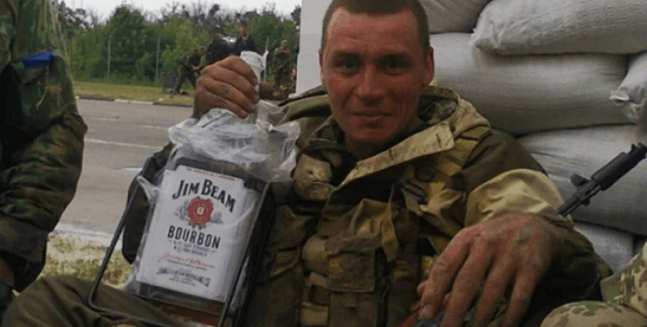 Российский солдат пьет бурбон, пьянство российских солдат, запрет продажи алкоголя российским солдатам, сухой закон