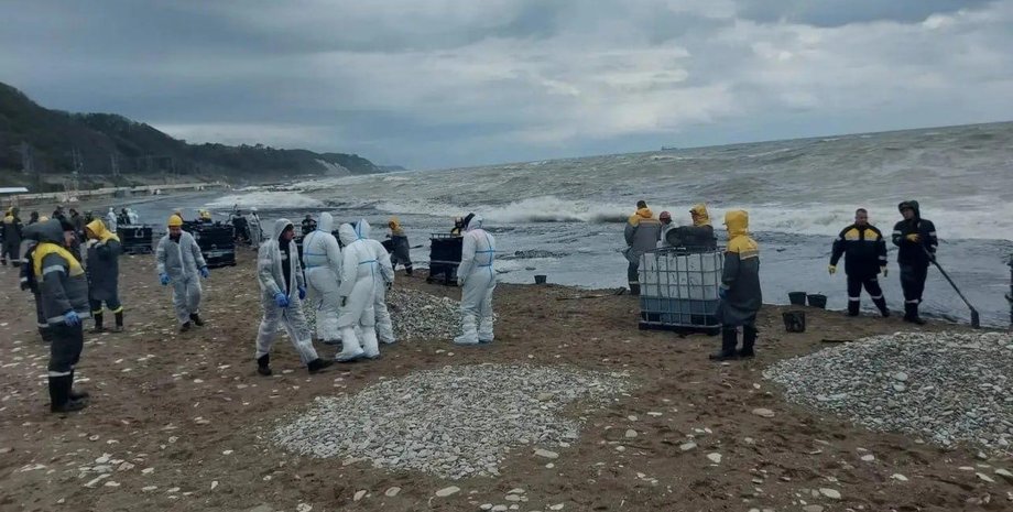 Ліквідація наслідків розливу нафти після атаки українських дронів на пляжі в Туапсе