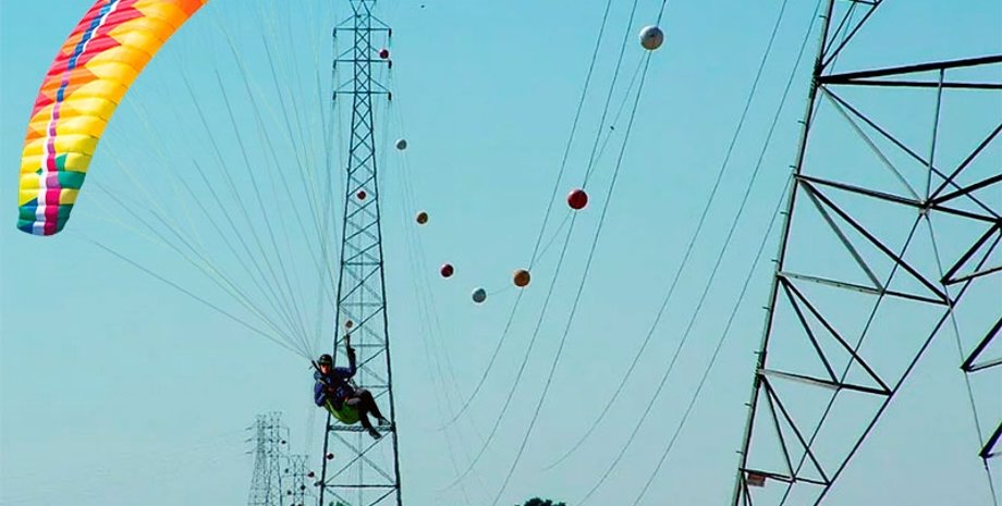 Параплан біля лінії електропередач