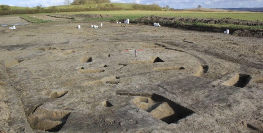 кузня, коваль, розкопки, залізо, метал, майстерня, залізний вік, сопло, фурма, молотки, вогнище, інструменти, брусок, Британія, Англія, вчені, археологія, археологи, артефакти, знахідка
