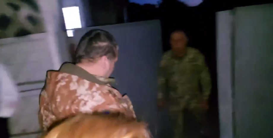 L'homme a visité une voiture militaire sur Kharkiv. Sous le prétexte de violatio...