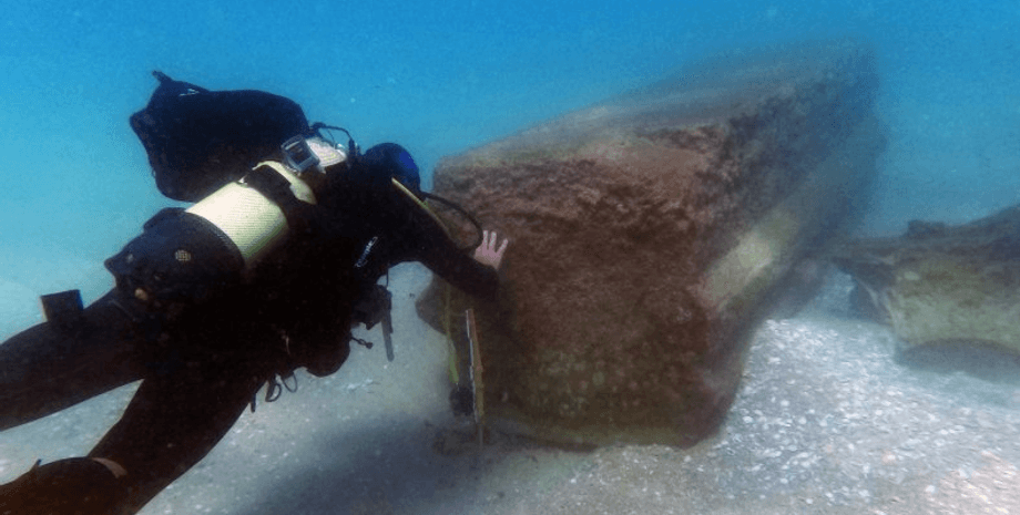 Стародавня знахідка, дайвер, під водою, римські експонати, мармурові колони, архітектурні експонати, колони