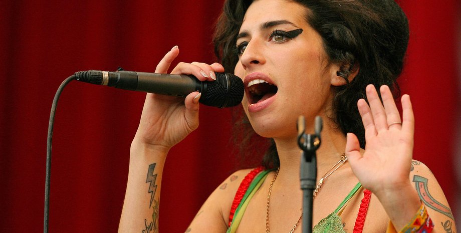 Эми Уайнхаус, певица, микрофон