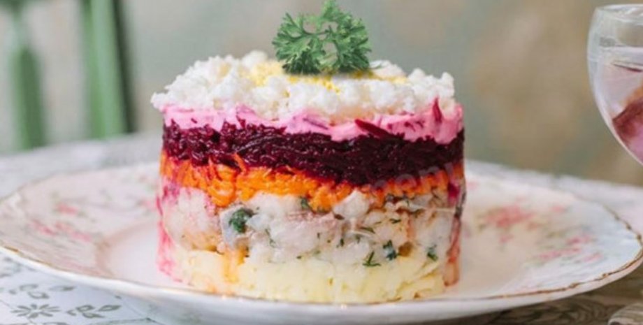 Сельдь под шубой, салат с селедкой, красная рыба, праздничный салат, ресторанная подача