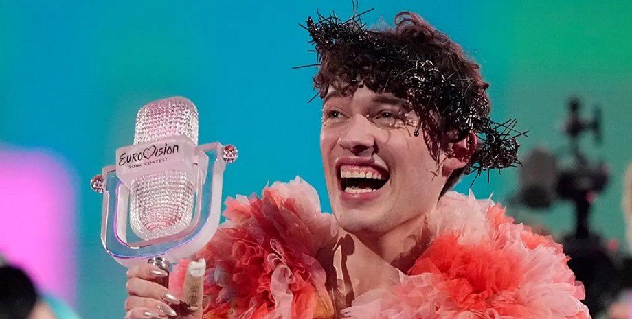 Переможці Євробачення 2024 Nemo повертають трофей