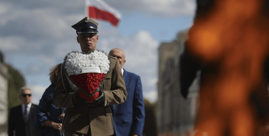 Польский солдат несет венок, вторжение Германии в Польшу