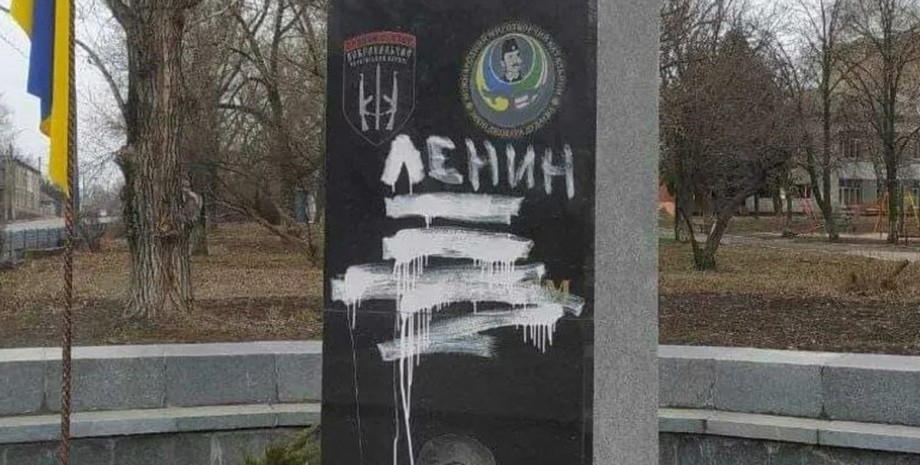 Лисичанськ, пам'ятник, герої-добровольці, вандали,