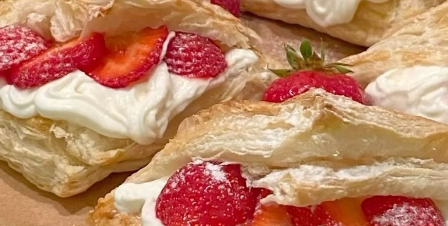 слойки з полуницею і вершковим кремом, десерт з полуницею, полуниця рецепти