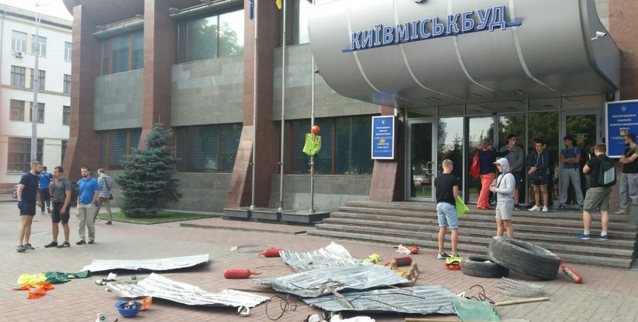 "Азов" заблокировал офис "Киевгорстроя" / Фото: vk.com/batalion.azov