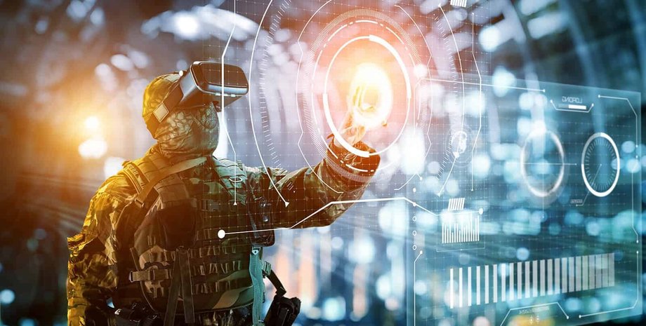 Военный в VR-очках работает с искусственным интеллектом