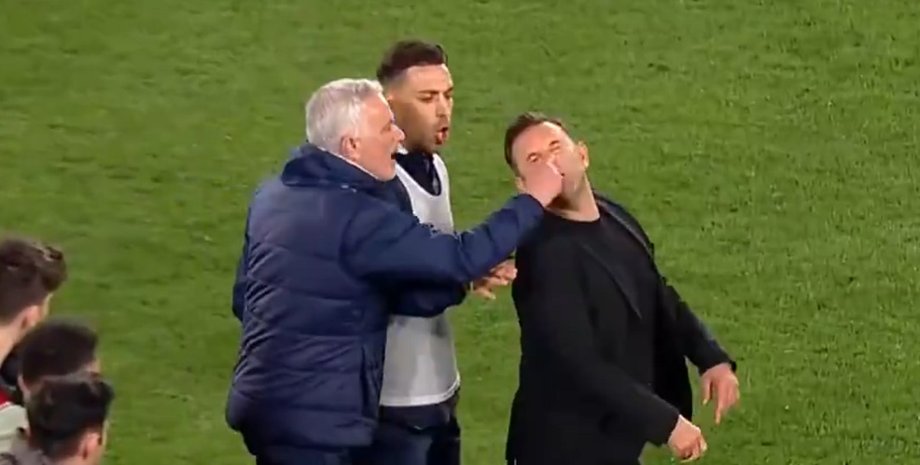 Жозе Моуриньо, окан бурук, схватил за нос, ущипнул за нос